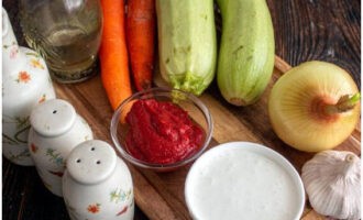Per preparar una deliciosa preparació de carbassons per a l'hivern, prepararem els productes necessaris segons la llista.