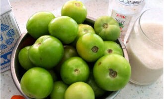 Pentru a pregăti roșiile verzi pentru iarnă, să pregătim ingredientele necesare. Spalam rosiile, curatam morcovii si usturoiul.