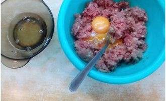 Cum să gătești sufleul de carne la cuptor? Puneți carnea tocată decongelată într-un castron adânc. Separați gălbenușurile și albușurile de două ouă. Trimitem galbenusurile in carnea tocata.