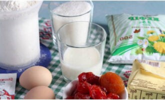 Amb una bàscula de cuina, mesura la quantitat necessària d'ingredients secs i líquids, dissol el llevat en aigua o llet i deixa en un lloc càlid durant 15 minuts perquè s'activi.