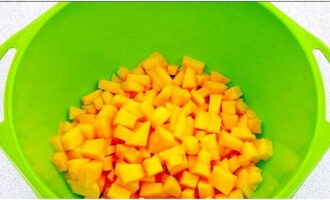 Com fer una deliciosa melmelada de carbassa per a l'hivern? Traieu la pela del component principal, retalleu la zona fibrosa i talleu-la a trossos petits.