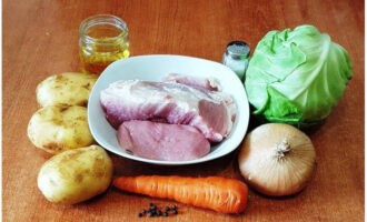 Để nấu súp bắp cải theo công thức cổ điển, trước tiên hãy rửa thịt và rửa sạch rau.