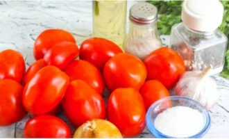 Hoe maak je een heerlijke tomatenbereiding voor de winter in potjes om je vingers bij af te likken? Weeg de gewassen en gedroogde tomaten.