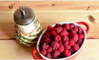 Pentru a pregăti un preparat delicios de zmeură pentru iarnă, pregătiți fructele de pădure și zahărul.