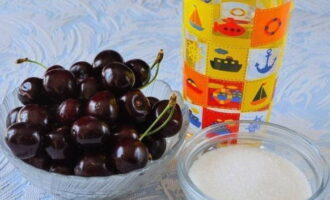 Upang maghanda ng masarap na paghahanda ng matamis na cherry para sa taglamig, ihanda natin ang mga kinakailangang sangkap mula sa listahan.