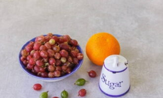 Để chế biến quả lý gai xay nhuyễn không cần nấu cùng cam và đường cho mùa đông, hãy chuẩn bị nguyên liệu. Chúng tôi phân loại quả lý gai khỏi các đốm. Tráng quả cam bằng nước sôi rồi lau khô.