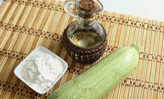 Để nấu bí ngòi chiên tỏi trên chảo rán, hãy chuẩn bị nguyên liệu.