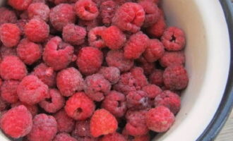 Paano maghanda ng makapal na raspberry jam na may buong berry para sa taglamig? Maingat naming inayos ang mga sariwang piniling berry mula sa mga dahon, sanga at mga nasirang specimen. 