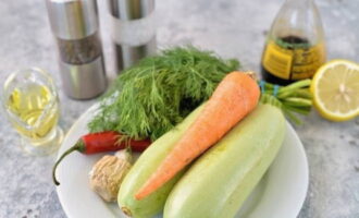 Com fer un deliciós carbassó coreà de cuina ràpida? Prepareu els ingredients i passeu al tall. Per a aperitius, definitivament fem servir verdures joves.