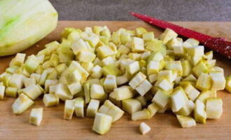 Cum să prepari un aperitiv delicios de vinete pentru iarnă? După spălarea și uscarea vinetelor, se desprind coaja și se taie cubulețe.