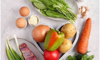 För att påskynda processen, lägg kött, örter och grönsaker på arbetsytan.