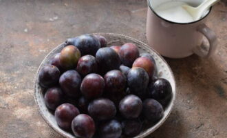 Pentru a pregăti dulceața de prune pentru iarnă, selectați fructele coapte și măsurați zahărul granulat.