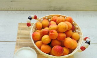 Paano gumawa ng apricot jam para sa taglamig gamit ang isang simpleng recipe? Kumuha ng mga hinog na prutas at sukatin ang butil na asukal.