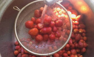 Paano maghanda ng Victoria compote para sa taglamig sa isang 3 litro na garapon? Pagkatapos pag-uri-uriin ang mga strawberry, paghiwalayin ang mga tangkay at maingat na hugasan ang mga ito. Ang mga prutas ay dapat na siksik at malakas. Mag-iwan sa isang salaan upang maubos ang labis na kahalumigmigan.