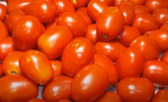 Cum se prepară un preparat delicios de roșii, care se lingă degetele pentru iarnă, într-un borcan de 3 litri fără sterilizare? Clătiți roșiile selectate pentru conservare sub jet de apă și înțepați-le la baza tulpinii pentru a se marina uniform.