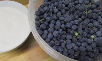 Paano gumawa ng simpleng blueberry jam para sa taglamig? Ihanda ang mga berry sa pamamagitan ng pag-alis ng mga stick at dahon. Hugasan nang mabuti ang mga blueberries sa ilalim ng malamig na tubig at hayaang matuyo.