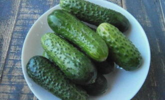 Com preparar deliciosos cogombres a rodanxes per a l'hivern? Seleccioneu el nombre necessari de cogombres i esbandiu-los bé sota l'aigua.