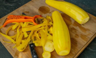 Paano ihanda ang dila ng biyenan mula sa zucchini para sa taglamig? Hugasan namin ang zucchini at alisan ng balat.
