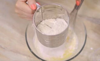 Cum să faci vafe de dovlecei folosind un fier de călcat de vafe? Batem usor ouale cu un tel cu doua tipuri de zahar si un praf de sare. Se toarnă laptele, se cerne o parte din făină cu amidon și praf de copt. Framantam aluatul pana se omogenizeaza. Cum să faci vafe de dovlecei folosind un fier de călcat de vafe? Batem usor ouale cu un tel cu doua tipuri de zahar si un praf de sare. Se toarnă laptele, se cerne o parte din făină cu amidon și praf de copt. Framantam aluatul pana se omogenizeaza.