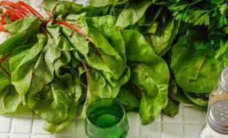 Upang maghanda ng mga beet top para sa taglamig, inihahanda namin ang mga sangkap.
