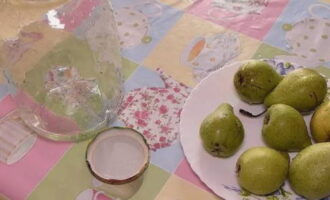 Để chuẩn bị lê cho mùa đông, hãy chọn những quả chín nhưng chắc. Chúng tôi rửa chúng và làm khô chúng. Chúng tôi rửa sạch lọ cũng như nắp và khử trùng chúng trong nồi cách thủy.
