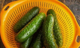 Để chế biến món salad dưa chuột nghiền kiểu Trung Quốc với nước tương, trước tiên hãy chọn những loại rau còn nguyên, rửa sạch dưới nước và bỏ vào một cái chao. 
