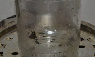 Cum se prepară caviarul din vinete și dovlecei pentru iarnă Îți vei linge degetele printr-o mașină de tocat carne? Spălăm și sterilizăm borcanele. Se fierb capacele.
