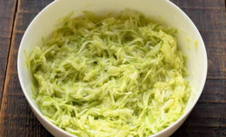 Hoe maak je heerlijke kipkoteletten met courgette? Om gehakte kipkoteletten met courgette in een koekenpan te bereiden, maak je eerst de groente schoon en rasp je deze. Zout de massa, laat 5 minuten staan ​​en knijp vervolgens de overtollige vloeistof eruit.