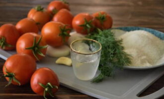 Preparem els ingredients dels tomàquets dolços en conserva per a l'hivern.
