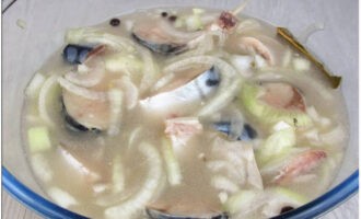 Trộn đều các nguyên liệu rồi đậy nắp hoặc dùng màng bọc thực phẩm - cho vào tủ lạnh trong 2 giờ.