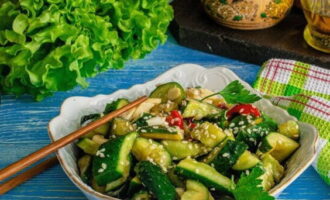 Dưa chuột nghiền kiểu Trung Quốc với nước tương đã sẵn sàng. Tự lo lấy thân!