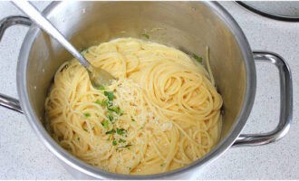 Ibuhos ang inihandang egg-cheese sauce sa spaghetti at agad na haluin nang masigla hanggang sa matunaw ang keso. Maaari kang magdagdag ng sabaw ng pasta.