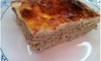Sufleul de carne tocată, la fel ca la grădiniță, este gata. Serviți la masă și apreciați gustul delicat!