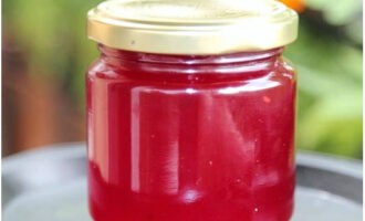 Röda vinbärsgelé för vintern är klar enligt ett enkelt recept. Förvara på en sval plats.