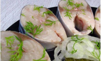 Lấy các miếng đã ngâm ra khỏi nước muối, xếp đẹp mắt vào đĩa phục vụ và lấy mẫu. Chúc ngon miệng! 