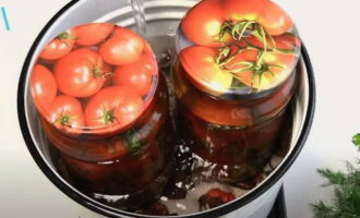 Puneți recipientele umplute într-o cratiță cu un prosop pe fund și apă. Se aduce la fierbere și se sterilizează timp de 20 de minute.