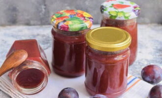 Puneți dulceața răcită în cămară.