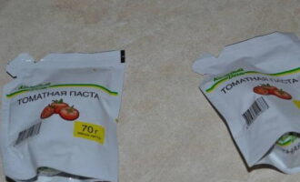 Să pregătim pasta de tomate.