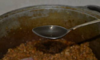 Se toarnă esența de oțet în amestec. Amestecă din nou. Turnați amestecul fierbinte în borcane sterile și sigilați. Întoarceți borcanele cu susul în jos, înveliți-le și lăsați-le până se răcesc complet.
