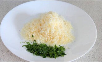 Gilingin ang matapang na keso sa isang pinong kudkuran. Hugasan ang perehil, tuyo ito at i-chop ito ng kutsilyo.