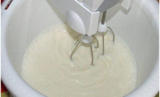 I en gemensam skål, kombinera alla ingredienser. Vispa dem med en mixer tills sockret löst sig.