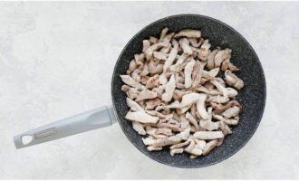 Hetta upp en stekpanna med vegetabilisk olja. Lägg köttbitarna här och stek dem gyllenbruna på hög värme. Detta tar cirka 3-5 minuter.