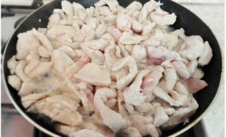 Chiên thịt gia cầm trong bơ cho đến khi chín vàng nhẹ.