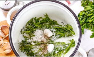 Doe de takjes gewassen dille en peperkorrels in de pan, voeg ook gemalen peper en zout toe. Doe de takjes gewassen dille en peperkorrels in de pan, voeg ook gemalen peper en zout toe.