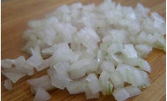 Băm nhuyễn hành tây đã bóc vỏ.