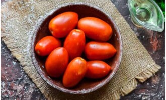 Rentar els tomàquets sota aigua i assecar-los. Rentar els tomàquets sota aigua i assecar-los.