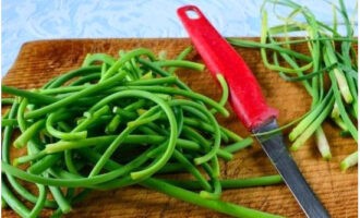 Cắt mũi tên thành từng miếng nhỏ bằng dao. Bạn cũng có thể sử dụng kéo nhà bếp.