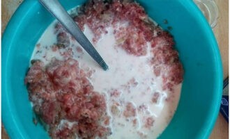 Diluăm amidonul în lapte. Se toarnă amestecul în carnea tocată, sare și piper.