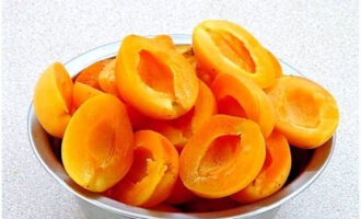 Rentem bé els fruits, els tallem per la meitat i traiem les llavors. En forma purificada, hauríeu d'obtenir un quilo de producte. Rentem bé els fruits, els tallem per la meitat i traiem les llavors. En forma purificada, hauríeu d'obtenir un quilo de producte.