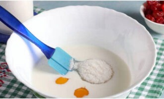 Aboqueu el kefir a temperatura ambient en un bol separat, afegiu-hi sucre granulat i afegiu-hi els rovells. Posem les clares a la nevera, a partir de la qual prepararem l'esmalt.
